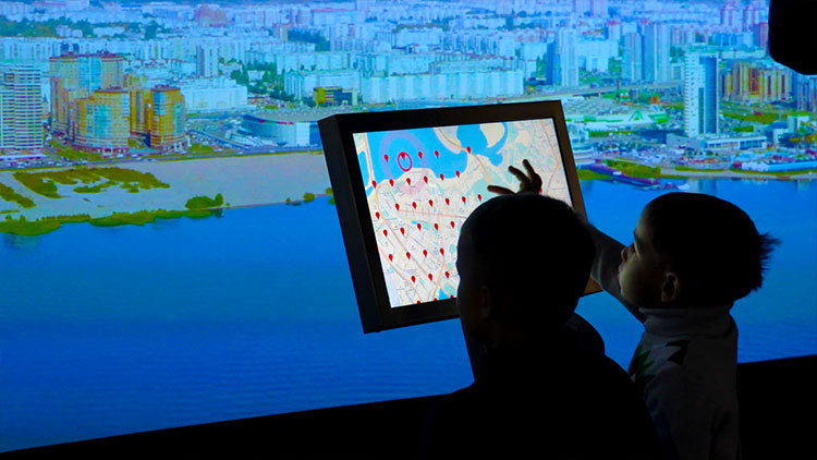 The touch monitor: here you can choose a photo panorama.